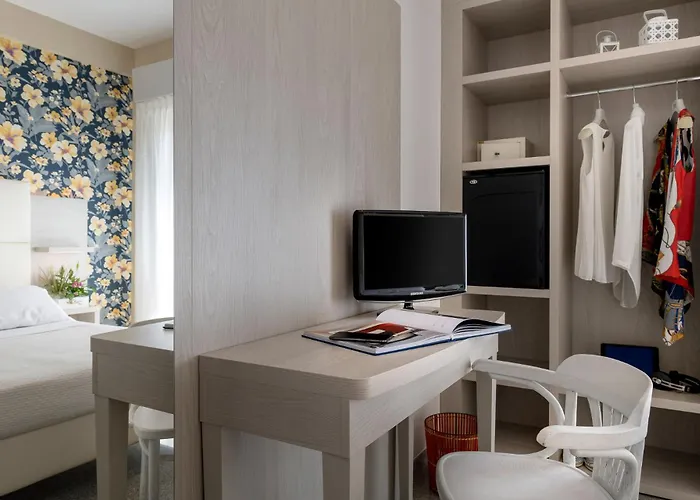 Hotel Corona فندق ريتشيوني