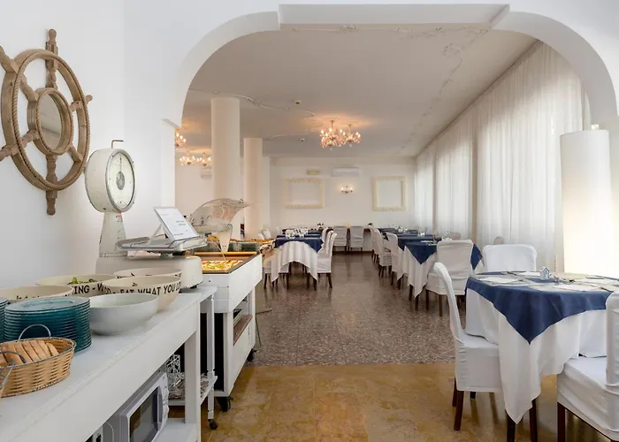 Hotel Corona فندق ريتشيوني