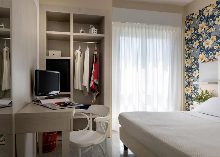 Hotel Corona ريتشيوني