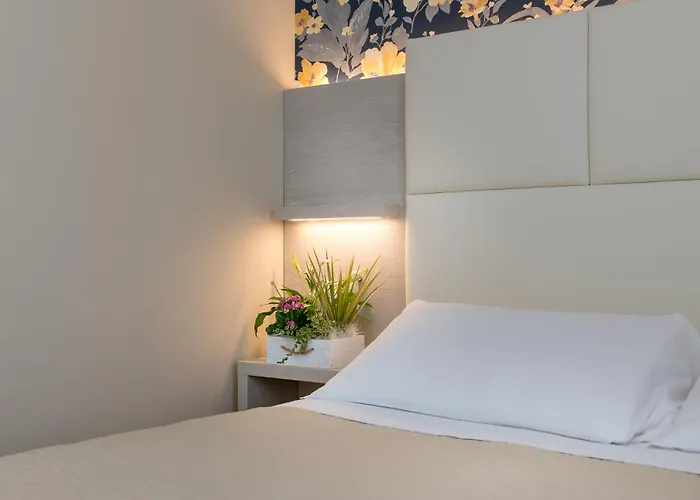 فندق Hotel Corona 3*