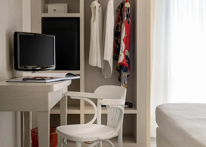 Hotel Corona 3* ريتشيوني