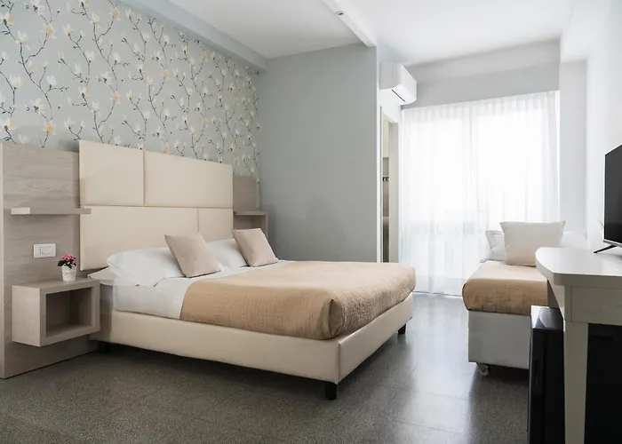 فندق Hotel Corona 3*