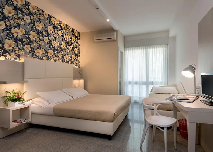 فندق Hotel Corona ريتشيوني