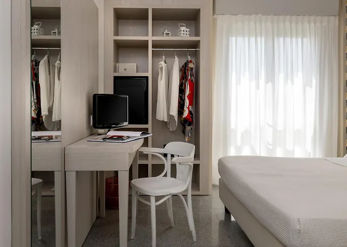 Hotel Corona ريتشيوني