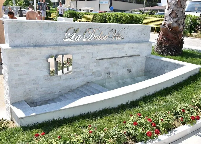 فندق Hotel Corona ريتشيوني