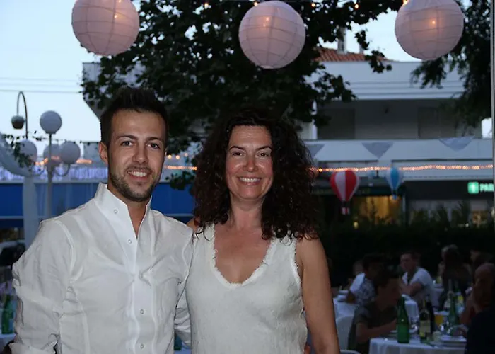 Hotel Corona فندق ريتشيوني