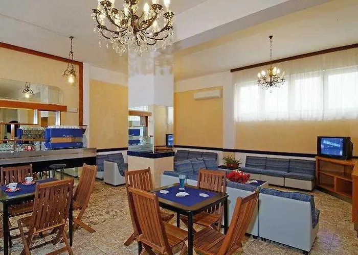 فندق Hotel Corona 3*