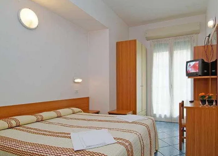 Hotel Corona 3* ريتشيوني