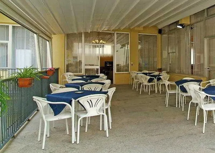 Hotel Corona فندق ريتشيوني