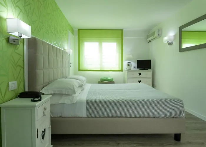 فندق Hotel Corona 3*