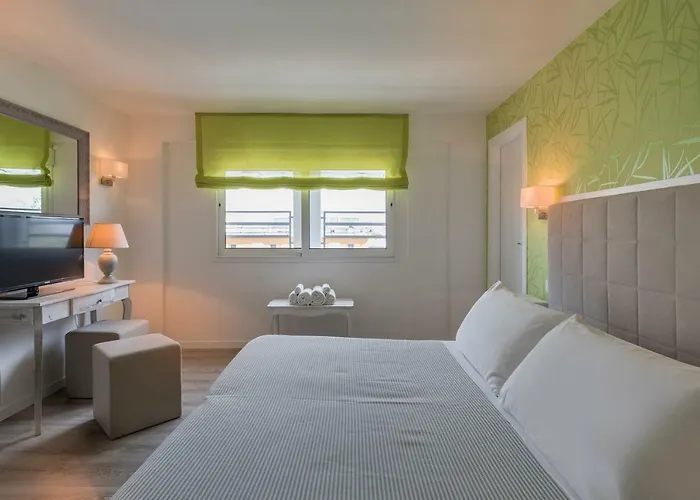 Hotel Corona فندق ريتشيوني