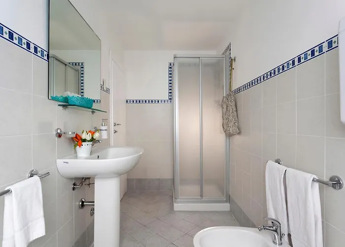 فندق Hotel Corona 3*